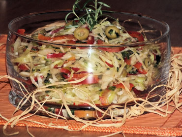 Zdjęcie potrawy Surówka z kapusty, papryki i oliwek