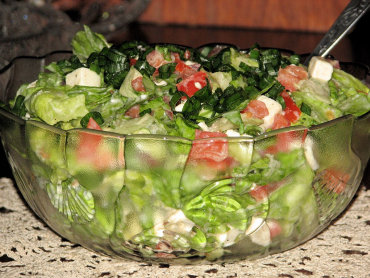 Zdjęcie potrawy Zielona sałata w sosie z pomidorami i serem Feta