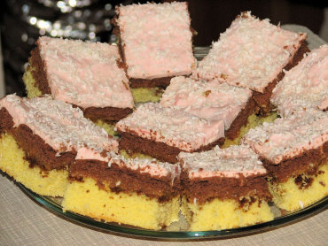Zdjęcie potrawy Ciasto biszkoptowe z masą krówkową i pianką