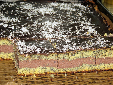 Zdjęcie potrawy Makowy biszkopt przekładany czekoladową masą z kaszą manną