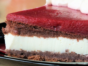 Zdjęcie potrawy Jogurtowo-truskawkowe ciasto na biszkopcie