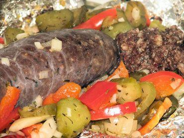 Zdjęcie potrawy Kaszanka z kiszonym ogórkiem i czerwoną papryką z grilla