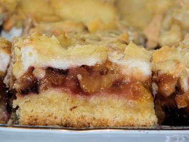 Zdjęcie potrawy Kruche ciasto śliwkowo-jabłkowe z pianką i posypką
