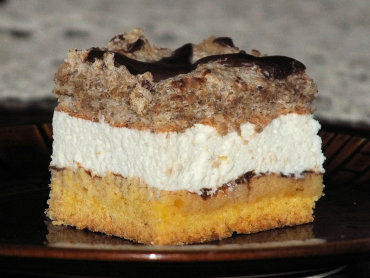 Zdjęcie potrawy Kruche ciasto z pyszną śmietankową masą i orzechową bezą