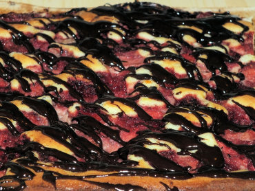 Zdjęcie potrawy Maślane ciasto z truskawkami w polewie czekoladowej