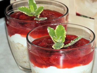 Zdjęcie potrawy Owsianka z jogurtem i truskawkami