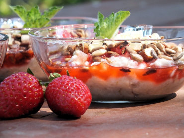 Zdjęcie potrawy Owsianka z truskawkami i bakaliami