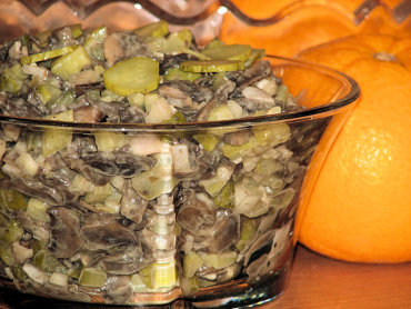 Zdjęcie potrawy Pieczarkowa sałatka z konserwowymi ogórkami