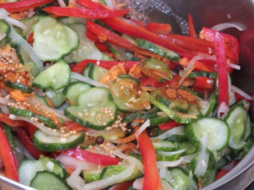 Zdjęcie potrawy Pikantna ogórkowa sałatka z papryką