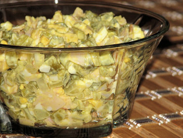 Zdjęcie potrawy Pyszna i delikatna sałatka z konserwowych ogórków