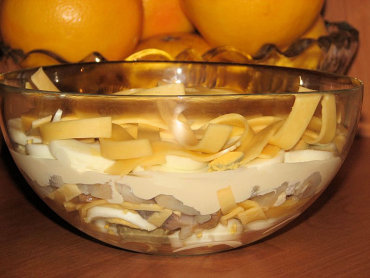 Zdjęcie potrawy Sałatka warstwowa ze śledziem i serem