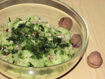 Zdjęcie potrawy Surówka z zielonych ogórków i orzechów włoskich