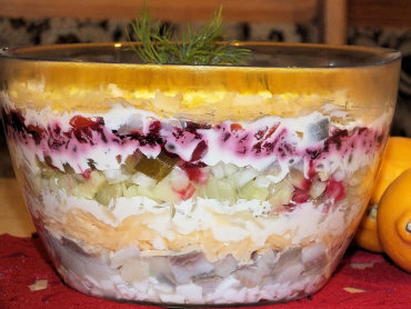 Zdjęcie potrawy Warstwowa i kolorowa sałatka śledziowa