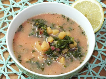 Zdjęcie potrawy Wegetariańska zupa z botwinką i jarmużem