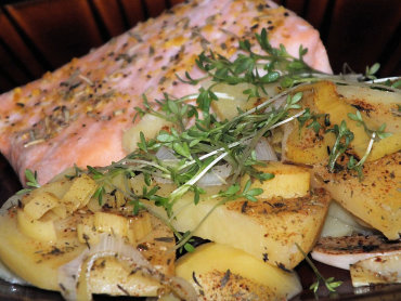 Zdjęcie potrawy Ziemniaki z łososiem - lekki obiad z parowaru