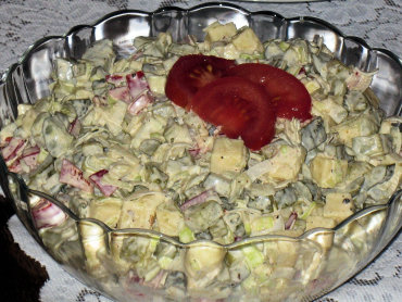Zdjęcie potrawy Chrupiąca sałatka z ogórków konserwowych i pora