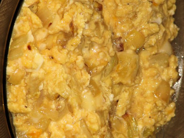 Zdjęcie potrawy Czosnkowa jajecznica z kawałkami żółtego sera