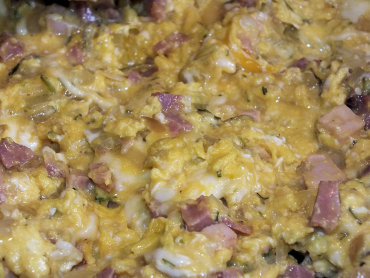 Zdjęcie potrawy Jajecznica na bogato – czyli z serem mozzarellą i kiełbaską z grilla