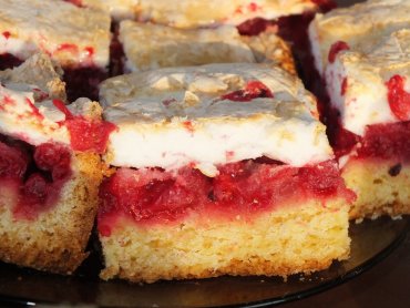 Zdjęcie potrawy Kruche ciasto z czerwoną porzeczką i bezą