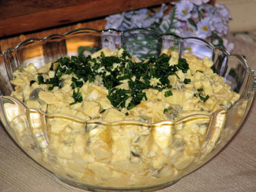Zdjęcie potrawy Paprykowa sałatka z kiszonymi ogórkami