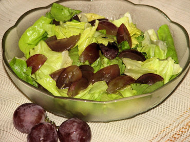 Zdjęcie potrawy Surówka z zielonej sałaty i winogron