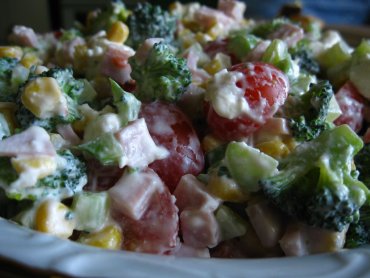 Zdjęcie potrawy Brokułowa sałatka z szynką i pomidorkami cherry