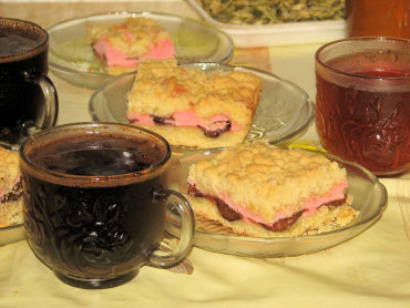 Zdjęcie potrawy Kruche ciasto z mrożonymi śliwkami i kolorową bezą