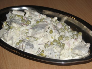Zdjęcie potrawy Szybka śledziowa sałatka z zielonym groszkiem