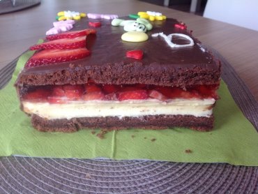Zdjęcie potrawy Ciasto czekoladowe z masą budyniową i truskawkami