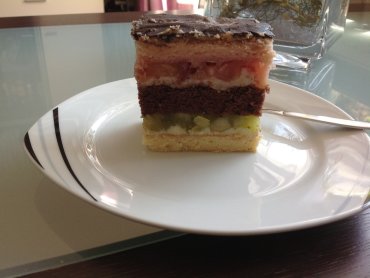 Zdjęcie potrawy Kolorowe ciasto z galaretką, jabłkami i masą budyniową