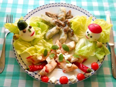 Zdjęcie potrawy Kopytka z suszonymi pomidorami i fetą, oraz kopytka z koperkiem i sosem borowikowym