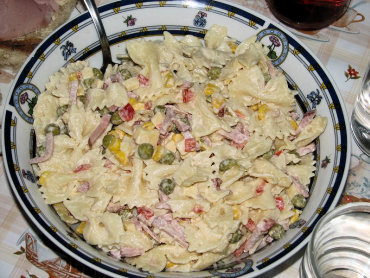 Zdjęcie potrawy Makaronowa sałatka z groszkiem i kukurydzą