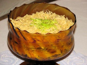 Zdjęcie potrawy Sałatka warstwowa ze śledziami i ogórkami konserwowymi