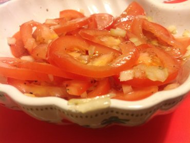 Zdjęcie potrawy Zwyczajna/niezwyczajna surówka z pomidorow