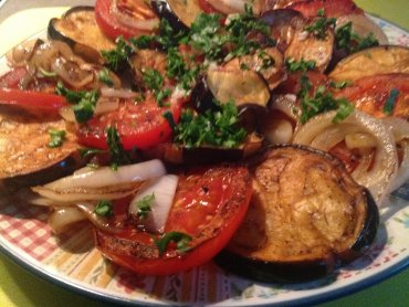 Zdjęcie potrawy Sałatka ze smażonych bakłażanów, cebuli i pomidorów