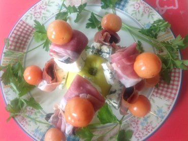 Zdjęcie potrawy Koreczki z prosciutto i serem pleśniowym