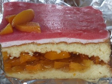 Zdjęcie potrawy Brzoskwiniowo-truskawkowe ciasto na biszkopcie