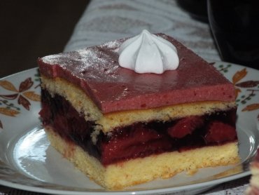 Zdjęcie potrawy Ciasto biszkoptowo-truskawkowe z czerwonym winem