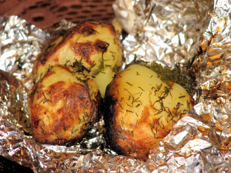 Grillowane ziemniaki z koperkiem