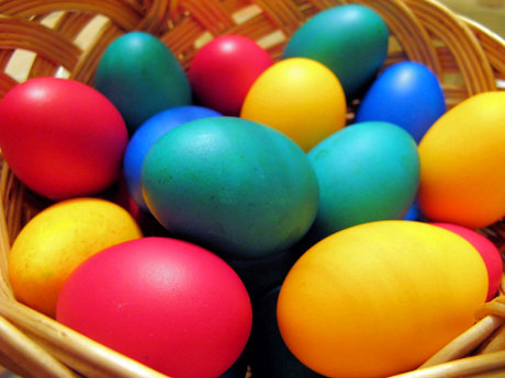 Naturalne sposoby barwienia wielkanocnych jajek