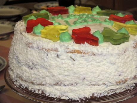 Tort śmietankowy z kolorowymi galaretkami