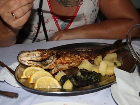 Pieczona dorada z ziemniakami i ziołami