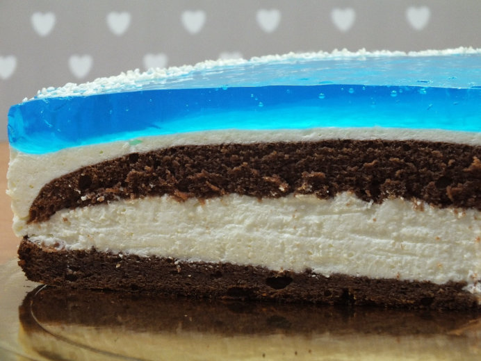Białkowe ciasto ze śmietanką i niebieską galaretką - zdjęcie 2