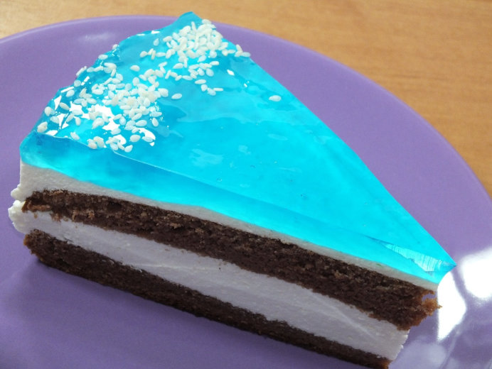 Białkowe ciasto ze śmietanką i niebieską galaretką - zdjęcie 3