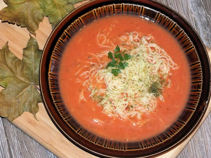Błyskawiczna zupa pomidorowa z makaronem