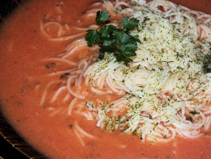 Błyskawiczna zupa pomidorowa z makaronem - zdjęcie 3