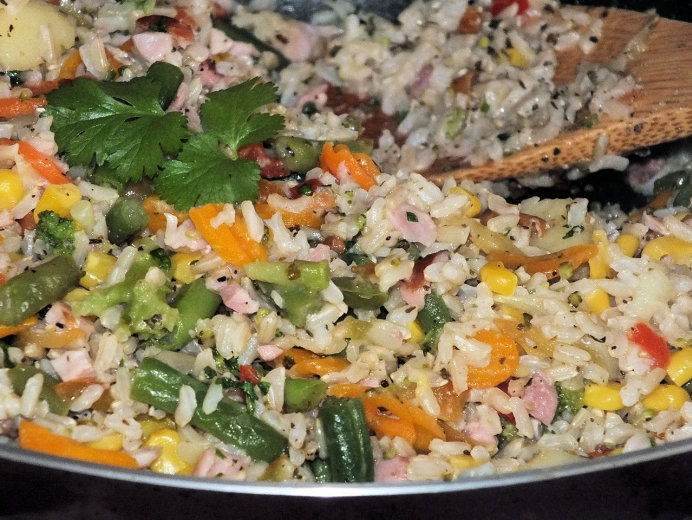 Dietetyczne danie ryżowe z warzywami i wędzonym kurczakiem - zdjęcie 2