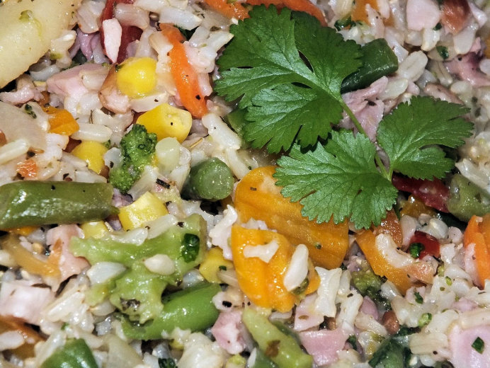 Dietetyczne danie ryżowe z warzywami i wędzonym kurczakiem - zdjęcie 3