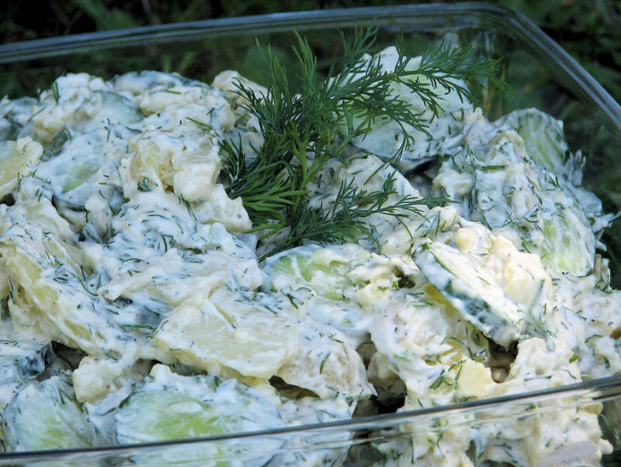 Koperkowa sałatka z ziemniakami i zielonymi ogórkami - zdjęcie 2
