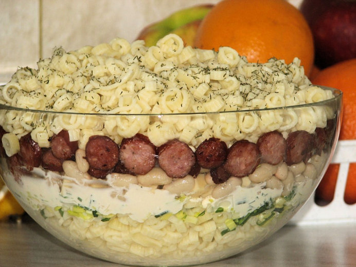 Makaronowa sałatka z kiełbaską i białą fasolką - zdjęcie 2